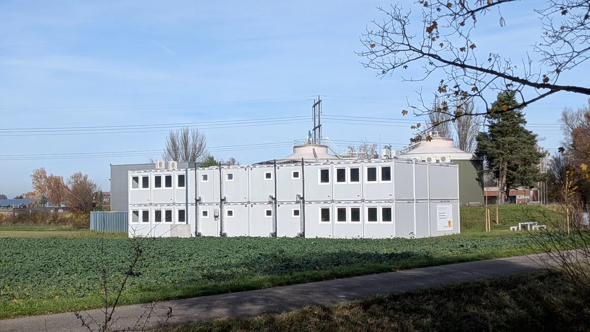 Ein Wohncontainer auf freiem Feld.